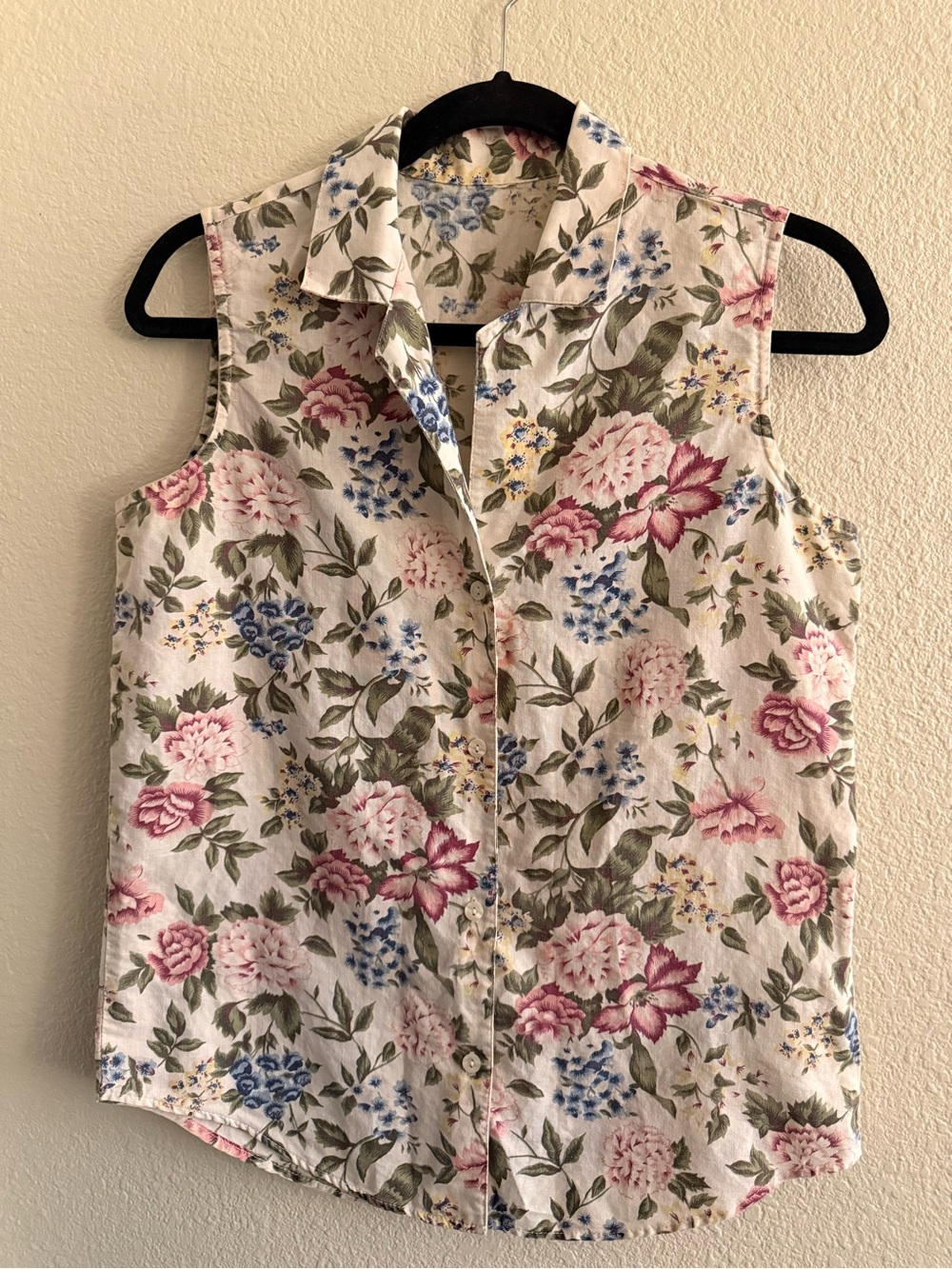 Vintage Floral Sleeveless Button-Down Top in Cream, Pink, Blue and Green
